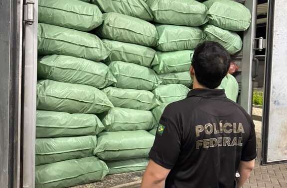 PF e PM prendem homem e apreendem meia tonelada de maconha no Sertão da Paraíba