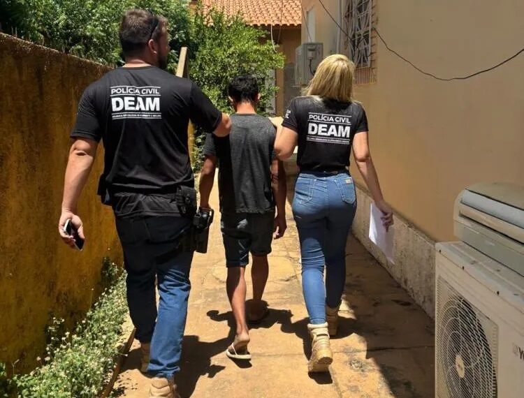 Homem é preso por tentativa de feminicídio após agredir companheira com machado, no Sertão da Paraíba