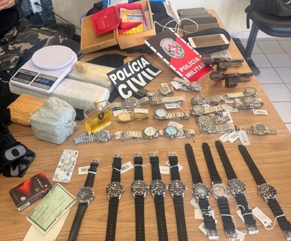 Polícia prende suspeitos de roubo e recupera R$ 70 mil em relógios